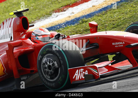 Pilote de formule 1 finlandais de la Scuderia Ferrari, Kimi Raikkonen prend un virage au cours des au circuit Sepang, près de Kuala Lumpur, Malaisie, 04 avril 2009. 2009 Le Grand Prix de Malaisie de Formule 1 aura lieu le 05 avril. Photo : Peter Steffen Banque D'Images