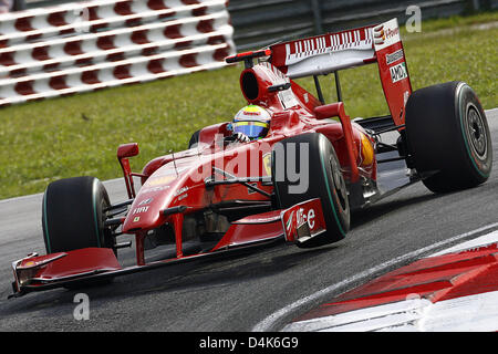 Pilote de Formule 1 brésilien Felipe Massa de la Scuderia Ferrari entame un virage au cours des au circuit Sepang, près de Kuala Lumpur, Malaisie, 04 avril 2009. 2009 Le Grand Prix de Malaisie de Formule 1 aura lieu le 05 avril. Photo : Jens Buettner Banque D'Images