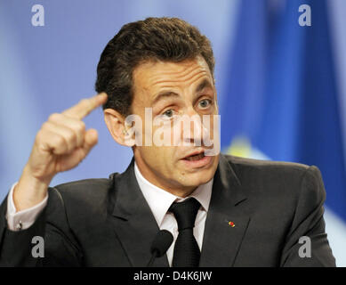 Le président français Nicolas Sarkozy lors d'une conférence de presse des gestes sur le sommet de l'OTAN 2009 à Strasbourg, France, 04 avril 2009. Le traité ?s 2009 du sommet du 60e anniversaire a lieu à Baden-Baden et Kehl, Allemagne et Strasbourg, France le 03 et 04 avril 2009. Photo : Bernd Weissbrod Banque D'Images