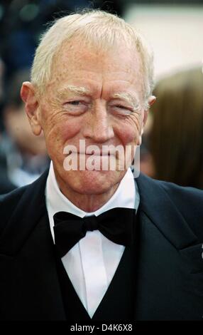 (Afp) un fichier photo datée du 12 mai 2004 voit l'acteur suédois Max von Sydow smiling in Cannes, France. Max von Sydow célèbre son 80e anniversaire le 10 avril 2009. Photo : Hubert Boesl Banque D'Images