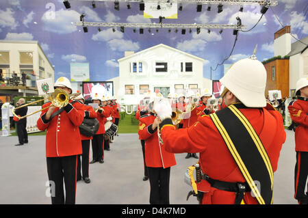 Earls Court, London, UK. 15 mars 2013. Une fanfare de divertir les visiteurs à l'Ideal Home Show. L'Ideal Home Show à Earls Court est ouvert par des célébrités, Laurence Llewelyn-Bowen, Martin Lewis, Alan Titchmarsh, George Clarke, Melinda Messenger et John Challis. Crédit : Matthieu Chattle / Alamy Live News Banque D'Images