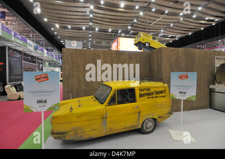 Earls Court, London, UK. 15 mars 2013. La roue de voiture jaune trois "Seuls les imbéciles et les chevaux' à l'Ideal Home Show à Earls Court. L'Ideal Home Show à Earls Court est ouvert par des célébrités, Laurence Llewelyn-Bowen, Martin Lewis, Alan Titchmarsh, George Clarke, Melinda Messenger et John Challis. Crédit : Matthieu Chattle / Alamy Live News Banque D'Images