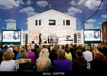 Londres, Royaume-Uni - 15 mars 2013 : les visiteurs d'écouter une démonstration par Laurence Llewelyn-Bowen au Super Theatre pendant l'Ideal Home Show 2013 Exposition Banque D'Images