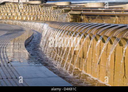 L'eau des Cascades en fonction de la place de la Gerbe, à l'extérieur de la gare, conçue par RPDT, Sheffield, Royaume-Uni Banque D'Images