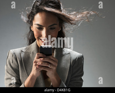 Businesswoman using cell phone Banque D'Images