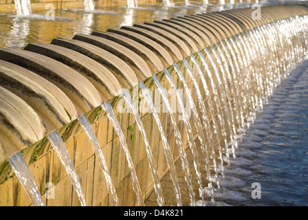 L'eau des Cascades en fonction de la place de la Gerbe, à l'extérieur de la gare, conçue par RPDT, Sheffield, Royaume-Uni Banque D'Images