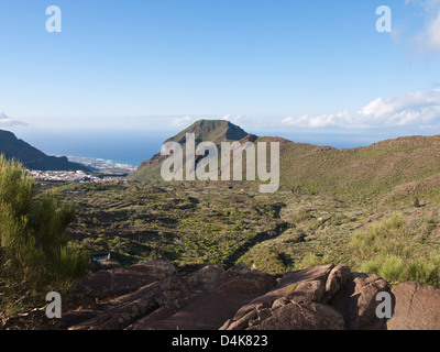 Vue sur la côte ouest de Tenerife à partir d'une randonnée le long du Camino Real entre Santiago del Teide et Los Gigantes Banque D'Images