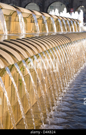 L'eau des Cascades en fonction de la place de la Gerbe, à l'extérieur de la gare, conçue par RPDT, Sheffield, Royaume-Uni Banque D'Images