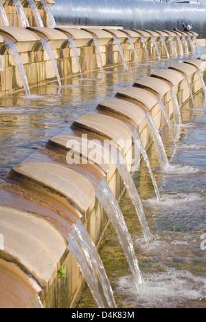 L'eau des Cascades en fonction de la place de la Gerbe, à l'extérieur de la gare, conçue par RPDT, Sheffield, Royaume-Uni Banque D'Images