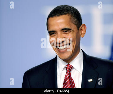 Le président américain Barack Obama sourit lors de la réunion finale de l'OTAN la session ?s du sommet du 60e anniversaire à Strasbourg, France, 4 avril 2009. Chefs d'état et/ou de gouvernement du traité ?s 28 états membres ont participé à un sommet début à Baden-Baden, Allemagne le 3 avril et se terminant à Strasbourg, France le 4 avril 2009. Photo : Marijan Murat Banque D'Images