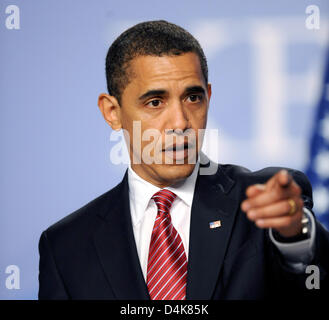 Le président américain Barack Obama au cours de la gestes conférence de presse de clôture de l'OTAN ?s du sommet du 60e anniversaire à Strasbourg, France, 4 avril 2009. Chefs d'état et/ou de gouvernement du traité ?s 28 états membres ont participé à un sommet début à Baden-Baden, Allemagne le 3 avril et se terminant à Strasbourg, France le 4 avril 2009. Photo : Marijan Murat Banque D'Images