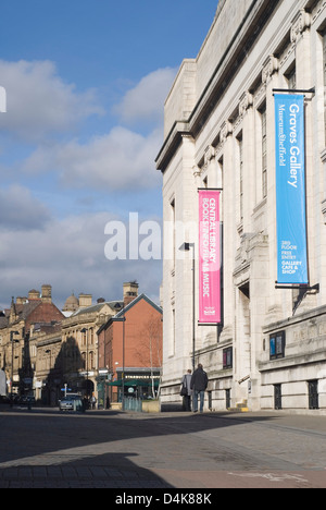 Surrey Street Sheffield avec Graves Art Gallery et de la bibliothèque centrale, Sheffield UK Banque D'Images