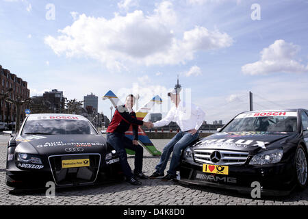 Les pilotes allemand Timo Scheider (L) d'Audi et Mercedes de Ralf Schumacher posent avec leurs voitures de course après une conférence de presse sur la prochaine présentation de l'allemand de voitures de tourisme (DTM) Masters à Duesseldorf, Allemagne, 08 avril 2009. Le DTM présentera des voitures de course et pilotes de la saison 2009 à Düsseldorf le 19 avril 2009. Photo : David Ebener Banque D'Images