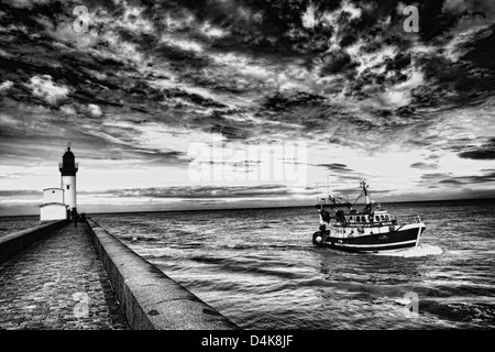 Navire naviguant par pierre pier on beach Banque D'Images