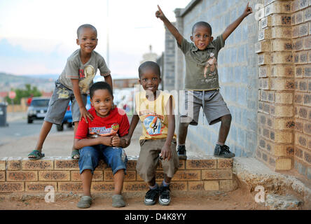 Quatre jeunes garçons heureux de poser pour le photographe dans l'ancien canton Soweto qui est aujourd'hui un cadre de Johannesburg, Afrique du Sud, le 23 novembre 2008. Photo : Gero Breloer Banque D'Images