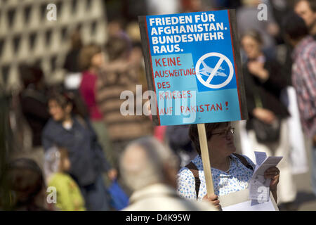 Les militants de la paix avec des bannières de participer à une démonstration de paix en face de l'Église du Souvenir Kaiser Wilhelm à Berlin, Allemagne, 11 avril 2009. Plusieurs groupes d'activistes de la paix ont protesté contre les guerres, les armes nucléaires et l'armement. Le mouvement de la paix avait annulé les mars traditionnel de Pâques à Berlin cette année. Photo : ARNO BURGI Banque D'Images