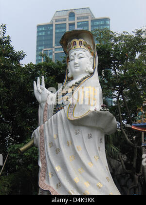 (Afp) un fichier photo datée du 24 octobre 2008 dispose d'un 10-mètres de haut statue de bodhisattva bouddhiste Guan Yin à Hong Kong, Chine. Guan Yin est le bodhisattva de la compassion. ,Photo : Frank Baumgart Banque D'Images