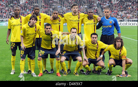 Joueurs de Barcelone Eric Abidal (rangée arrière, L-R), Yaya Toure, Seydou Keita, Gerard Pique, Samuel Eto ?o, Victor Valdes, Lionel Messi (première rangée, L-R), Daniel Alves, Andres Iniesta, Xavi Hernandez et Carles Puyol posent pour une photo de groupe avant le match retour de quart de finale de la Ligue des Champions Bayern Munich vs FC Barcelone à ?l'Allianz Arena ? À Munich, Allemagne, 14 avril 2009. L Banque D'Images