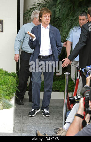 Musicien britannique et ex-Beatles Paul McCartney star arrive sur le Hollywood Walk of Fame star cérémonie pour George Harrison sur le Hollywood Walk of Fame à Los Angeles, USA, 14 avril 2009. L'ancien Beatles star Harrison a été honoré à titre posthume à la 2,382ème étoile sur le Hollywood Walk of Fame. Photo : Hubert Boesl Banque D'Images