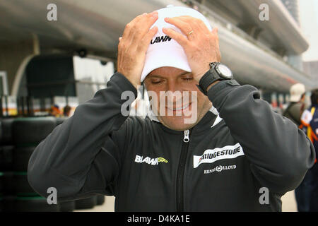 Pilote de Formule 1 brésilien Rubens Barrichello de Brawn GP promenades dans le paddock avant le Grand Prix de Formule 1 au Circuit International de Shanghai à Shanghai, Chine, le 16 avril 2009. La formule un Grand Prix de Chine aura lieu le 19 avril 2009. Photo : JENS BUETTNER Banque D'Images