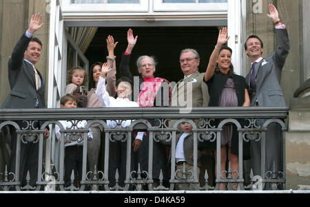 La famille royale danoise (L-R) le Prince héritier Frederik de Danemark, le Prince Nikolai, Princesse Isabella, la princesse Mary de Danemark, le Prince Félix, Reine Margarethe II de Danemark, le Prince consort Henrik, Prince Christian, la Princesse Marie et le Prince Joachim du Danemark assister à la célébration du 69ème anniversaire de la Reine Margrethe II de Danemark sur le balcon de palais d'Amalienborg à Copenh Banque D'Images