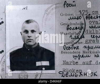 (Afp) Un fichier sans date photo affiche le certificat de service d'Ivan ?John ? Demyanyuk il a reçu comme une garde en 1942 à camp de formation de Travniki, Pologne. L ?écriture 27.3.43 Sobibor ? Qui est mentionné est Demyanyuk ?s date d'arrivée au camp d'extermination de Sobibor. Criminel de guerre nazi présumé Demyanyuk pourraient faire face à un tribunal allemand comme le plus grand central d'agen Banque D'Images