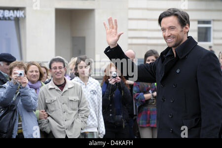 L'acteur australien Hugh Jackman sourit pendant un appel sur son film photo ?X-Men Origins : Wolverine ? À la porte de Brandebourg à Berlin, Allemagne, 18 avril 2009. Jackman est en tournée promotionnelle pour son film c'est dans les salles allemandes à partir du 29 avril. Photo : Soeren Stache Banque D'Images