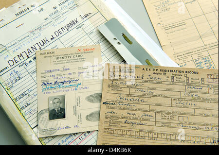 Documents du criminel de guerre Nazi Ivan ?John ? Demjanjuk se coucher sur une table au Service international de recherches (SIR) de la Croix-Rouge allemande à Bad Arolsen, en Allemagne, le 21 avril 2009. Selon les documents, Demjanjuk surnommé lui-même comme "une personne déplacée ? Qui a été considéré comme le même statut que les prisonniers libérés CC et travailleurs forcés avaient. Photo : UWE ZUCCHI Banque D'Images