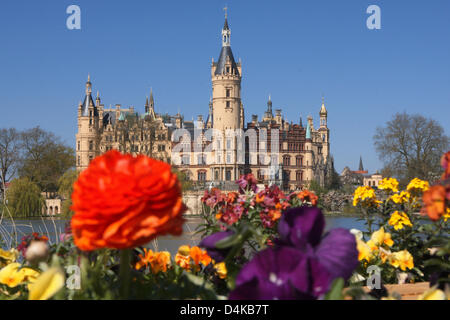 Vue sur le jardin du palais de Schwerin, le centre de l'Allemand 2009 veneue horticole fédérale Show (BUGA), dans la région de Schwerin, Allemagne, 21 avril 2009. La 30e BUGA sera ouverte le 23 avril, lorsque 450 jardiniers allemand présenter leurs créations plus de 172 jours sur 55 hectares. Un total de 1,8 millions de visiteurs sont attendus à la BUGA 2009 Jardins à thème sept ?au cœur de tout cela ?. Banque D'Images