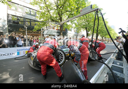 Changer de pneus mécanique sur la voiture de Timo Scheider pendant le DTM sur présentation à Koenigsallee Duesseldorf, Allemagne, 19 avril 2009. DTM débutera le 17 mai 2009 à l ?Hockenheimr ? Le circuit de course. Photo : David Ebener Banque D'Images