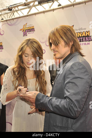 L'actrice principale et teenage star Miley Cyrus et son père, le chanteur de country Billy Ray Cyrus signer des autographes lors de la première de son film "Hannah Montana - Le film ? Au cinéma Mathaeser à Munich, Allemagne, 25 avril 2009. Des centaines d'adolescents ont applaudi leur idole Miley Cyrus lors de la première de le film de Disney. Les 16 ans, l'actrice nous était venu à Munich avec son père, c Banque D'Images