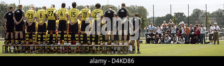 L'équipe de Bundesliga football club Borussia Dortmund vu de derrière, car elle représente un club au cours de la photo officielle de l ?appel à la raison pratique à Dortmund, Allemagne, 06 juillet 2009. Photo : David Ebener Banque D'Images