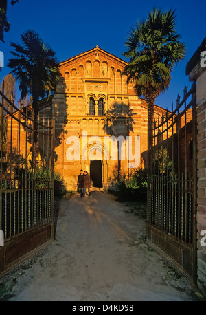 Europe Italie Piémont Albugnano Santa Maria di Vezzolano façade de l'abbaye Banque D'Images