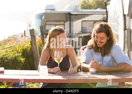 Couple having wine together outdoors Banque D'Images