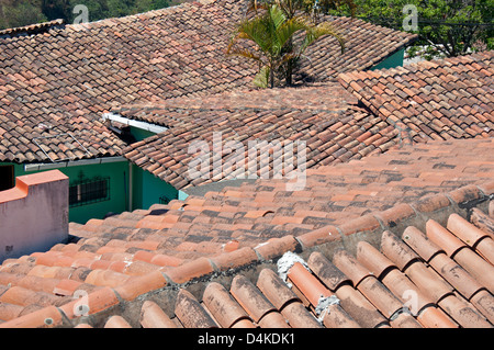 Toits de tuiles d'argile de style espagnol sur des maisons à Santa Lucia, au Honduras. Banque D'Images