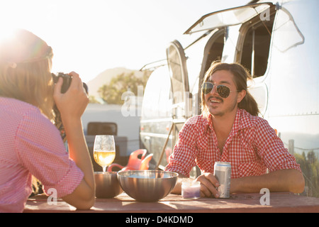 Woman taking photo de petit ami Banque D'Images