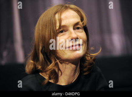 L'actrice française Isabelle Huppert pose pour les photographes au Musée du Film allemand à Francfort-sur-Main, Allemagne, 08 juillet 2009. L'actrice née en 1953 a répondu aux questions des journalistes à l'occasion de la Semaine du Film Français ? ?. Photo : Boris Roessler Banque D'Images