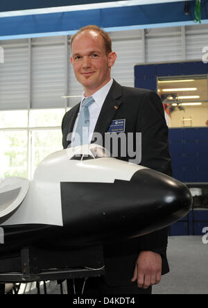 Géophysicien allemand Alexander Gerst sourit lors de sa présentation en tant que nouveau candidat astronaute de l'Agence spatiale européenne (ESA) à Cologne, Allemagne, 09 juillet 2009. L'homme de 33 ans va commencer son entraînement d'astronaute le 01 septembre. Photo : JOERG CARSTENSEN Banque D'Images