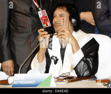 Le leader libyen Mouammar Kadhafi assiste à une table ronde au sommet du G8 à L'Aquila, Italie, 10 juillet 2009. Les trois jours du sommet du G8, ce qui implique les dirigeants de la Grande-Bretagne, le Canada, la France, l'Allemagne, l'Italie, le Japon, la Russie et les États-Unis, a lieu à une école de police de l ?Aquila du 08 au 10 juillet. Photo : MARKUS SCHREIBER Banque D'Images