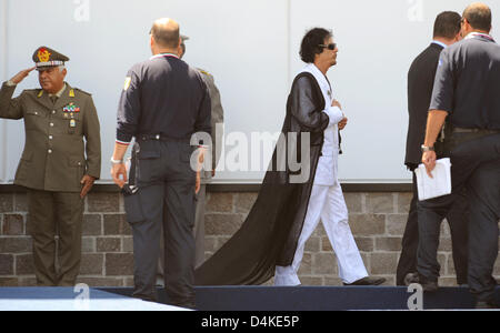 Le dirigeant libyen Mouammar Kadhafi arrive pour la photo de groupe à l'issue du sommet du G8 à L'Aquila, Italie, 10 juillet 2009. Cette année ?s G8 a eu lieu à l ?Aquila du 08 au 10 juillet 2009. Photo : GRIMM PAR LES PAIRS Banque D'Images