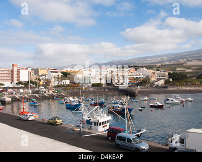 Playa San Juan sur la côte ouest de Tenerife Espagne, un centre touristique et port de pêche, port et plage combinés Banque D'Images