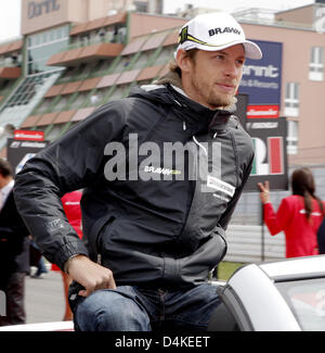 Pilote de Formule 1 britannique Jenson Button de Brawn GP sur la photo en photo pendant la parade des pilotes avant le Grand Prix de l'Allemagne à la Nuerburgring dans Nuerburg, Allemagne, 12 juillet 2009. Photo : JENS BUETTNER Banque D'Images