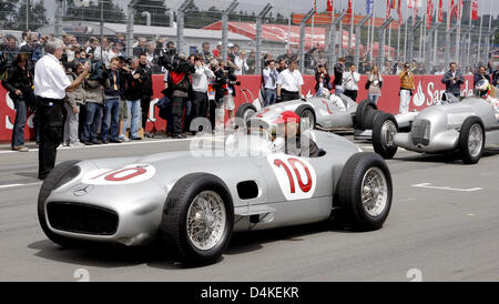 L'ancien Champion du Monde de Formule 1 Niki Lauda autrichienne se trouve dans une vieille Mercedes ?Silberpfeil ? Au cours de la parade des pilotes avant le Grand Prix de l'Allemagne à la Nuerburgring dans Nuerburg, Allemagne, 12 juillet 2009. Photo : JENS BUETTNER Banque D'Images