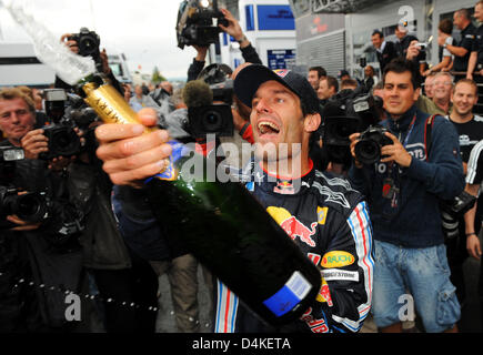 Pilote de Formule Un Australien Mark Webber de Red Bull Racing célèbre sa victoire dans le paddock du Grand Prix d'Allemagne au Nurburgring en Nuerburg, Allemagne, 12 juillet 2009. Photo : PETER STEFFEN Banque D'Images