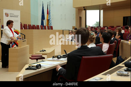 Le Président du Parlement de la Bavière ( ?Landtag ?), Barbara Stamm (L), prononce un discours devant les participants de la jeunesse germano-russe d'État de Bavière au Parlement européen Parlement européen à Munich, Allemagne, 13 juillet 2009. Quelques 50 jeunes des deux pays ont pris part. Consultations gouvernementales germano-russes ont lieu en même temps. Photo : Lukas BARTH Banque D'Images