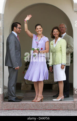 Le Roi Carl Gustaf (R-L), la reine Silvia, la Princesse Victoria de Suède et son fiancé Daniel Westling célébrer Victoria ?s 32e anniversaire au château de Solliden près de Borgholm, sur l'île d'Oeland, Suède, 14 juillet 2009. Photo : Albert Nieboer (Pays-Bas) Banque D'Images