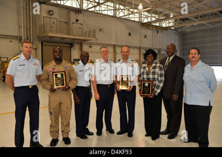 Air Station Miami a reçu le prix Partners in Education pour son dévouement à soutenir les programmes d'éducation dans la communauté, améliorant la sensibilisation du public et les initiatives de service. Banque D'Images