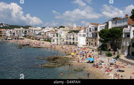 La photo montre la plage populaire de la ville de Calella de Palafrugell sur la Costa Brava, Espagne, 01 juin 2009. Photo : Roland Holschneider Banque D'Images