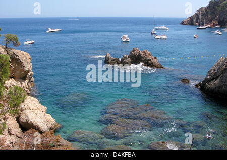 Yachts et voiliers en photo au large de la côte près de la ville de Calella de Palafrugell sur la Costa Brava, Espagne, 01 juin 2009. Photo : Roland Holschneider Banque D'Images