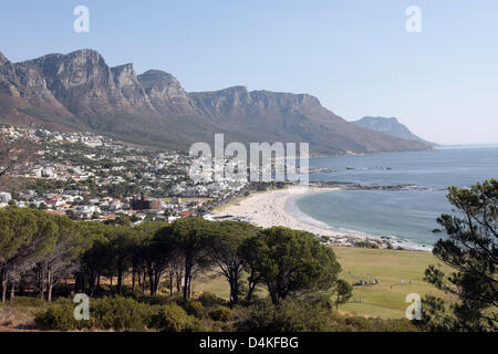 La photo montre la plage de Camps Bay à Cape Town, Afrique du Sud, 06 mars 2009. Cape Town est l'une des villes hôtes de la Coupe du Monde de FIFA 2010. Photo : Ulrich Perrey Banque D'Images